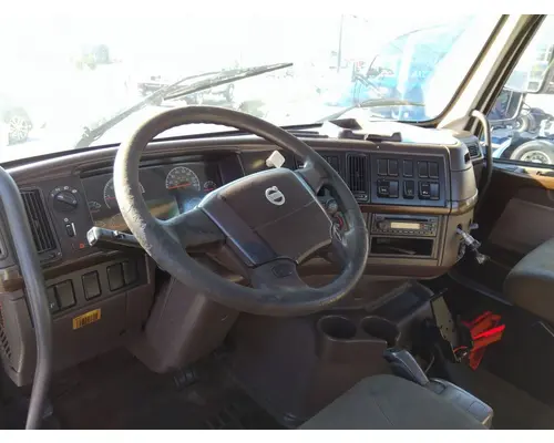 VOLVO VNM CAB
