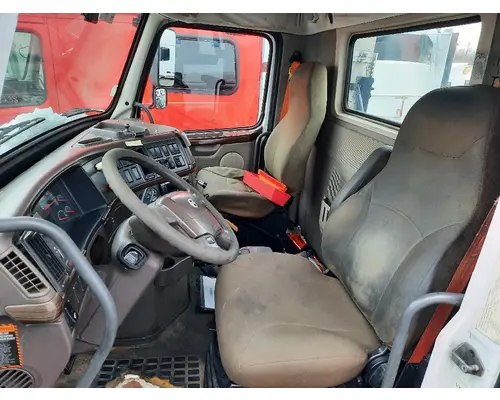 VOLVO VNM CAB