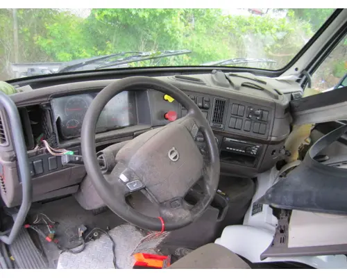 VOLVO VNM CAB