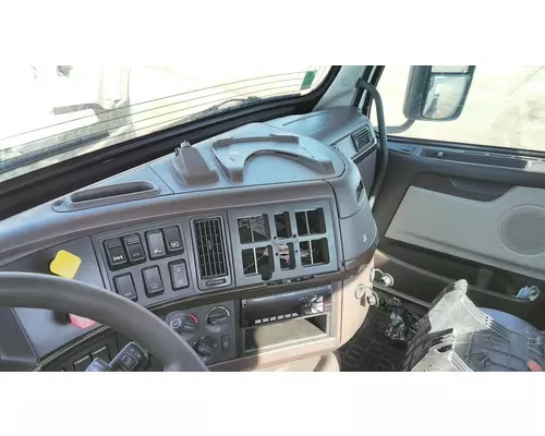 VOLVO VNM CAB