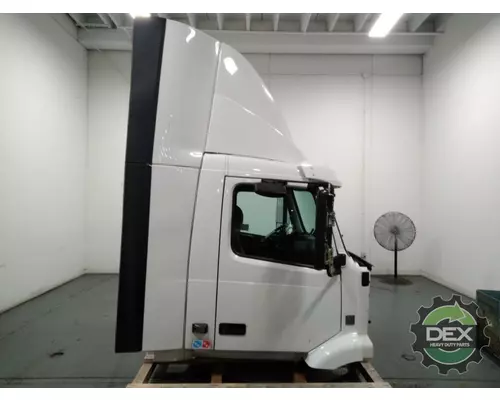 VOLVO VNM Cab