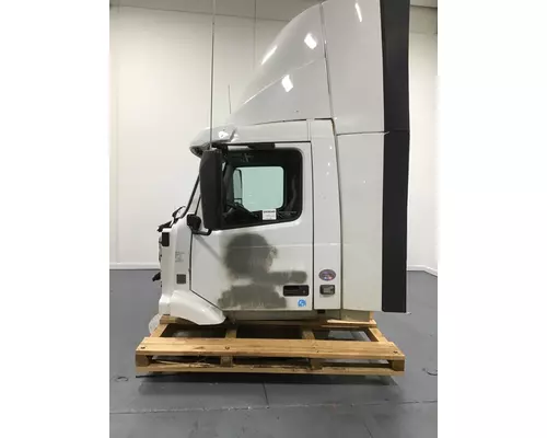 VOLVO VNM Cab