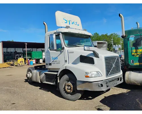 VOLVO VNM Cab