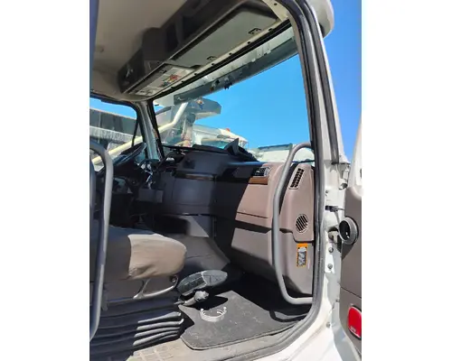 VOLVO VNM Cab