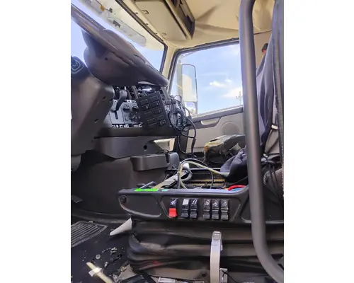 VOLVO VNM Cab