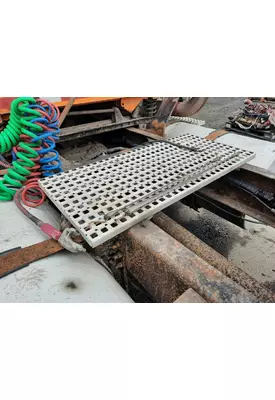 VOLVO VNM DECK (CATWALK) STEP