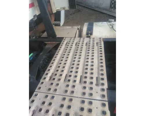 VOLVO VNM DECK (CATWALK) STEP