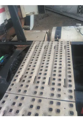 VOLVO VNM DECK (CATWALK) STEP