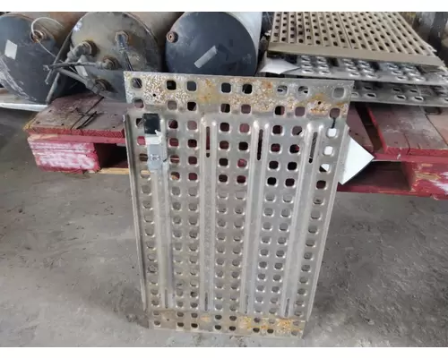 VOLVO VNM DECK (CATWALK) STEP