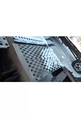 VOLVO VNM DECK (CATWALK) STEP