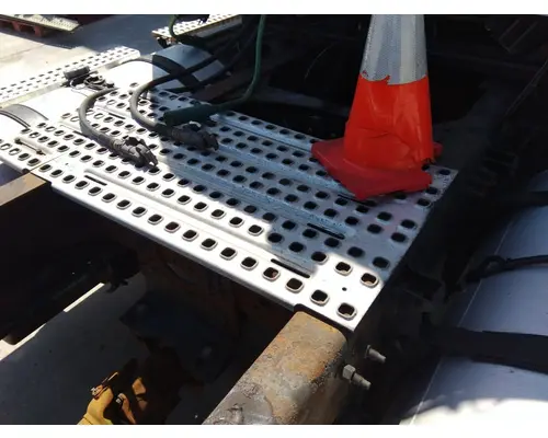 VOLVO VNM DECK (CATWALK) STEP