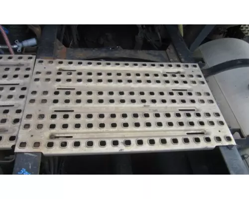 VOLVO VNM DECK (CATWALK) STEP