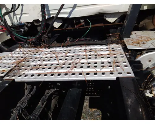 VOLVO VNM DECK (CATWALK) STEP