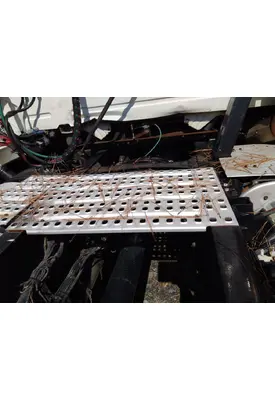 VOLVO VNM DECK (CATWALK) STEP