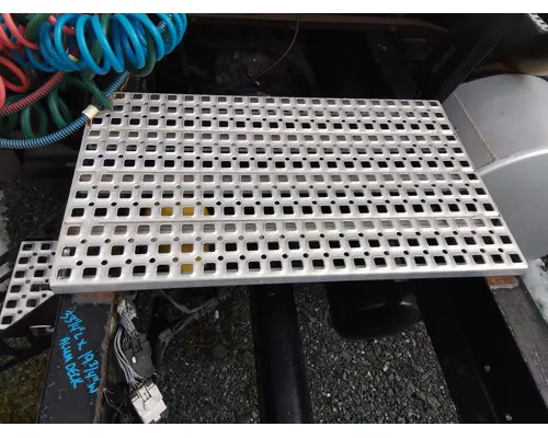 VOLVO VNM DECK (CATWALK) STEP