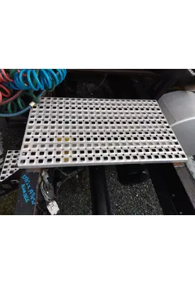 VOLVO VNM DECK (CATWALK) STEP