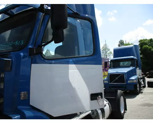 VOLVO VNM DOOR ASSEMBLY, FRONT