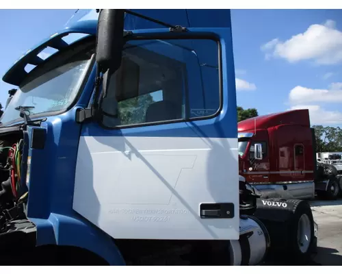 VOLVO VNM DOOR ASSEMBLY, FRONT