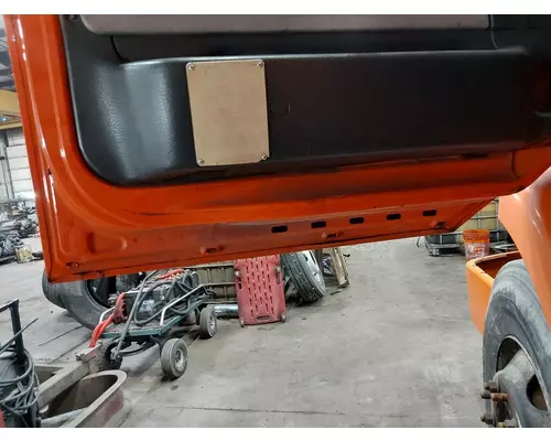 VOLVO VNM DOOR ASSEMBLY, FRONT