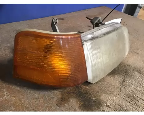 VOLVO VNM HEADLAMP ASSEMBLY