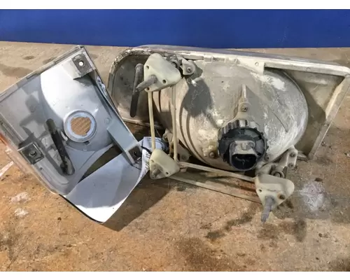 VOLVO VNM HEADLAMP ASSEMBLY