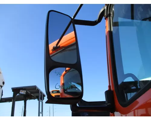 VOLVO VNM MIRROR ASSEMBLY CABDOOR