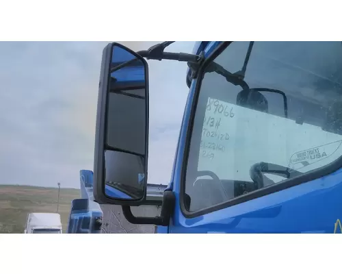 VOLVO VNM MIRROR ASSEMBLY CABDOOR