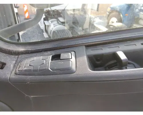 VOLVO VNR 2018-2026 DOOR ASSEMBLY, FRONT