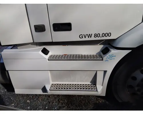 VOLVO VNR CAB SKIRTSIDE FAIRING