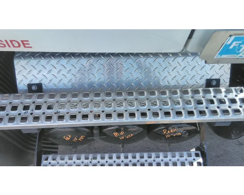 VOLVO VNR CAB STEP