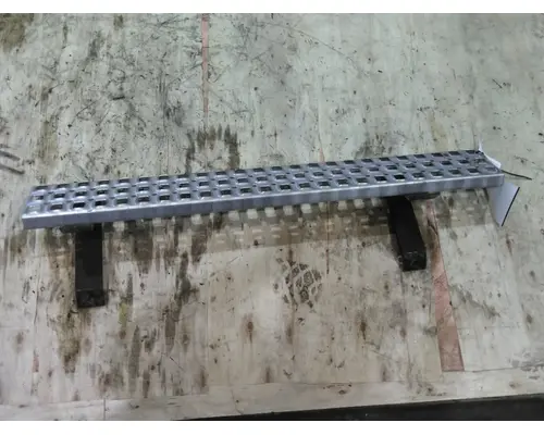 VOLVO VNR CAB STEP