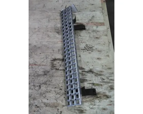 VOLVO VNR CAB STEP
