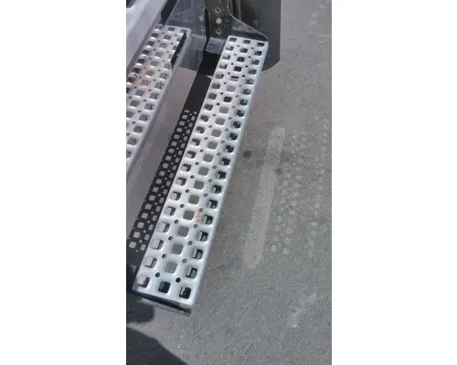 VOLVO VNR CAB STEP