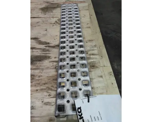 VOLVO VNR CAB STEP