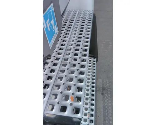 VOLVO VNR CAB STEP