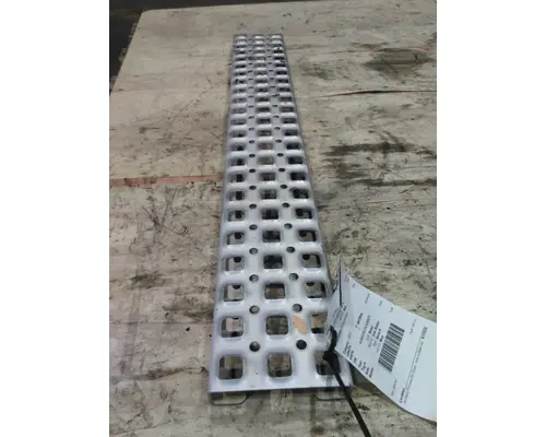 VOLVO VNR CAB STEP
