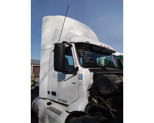 VOLVO VNR CAB