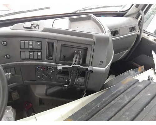 VOLVO VNR CAB