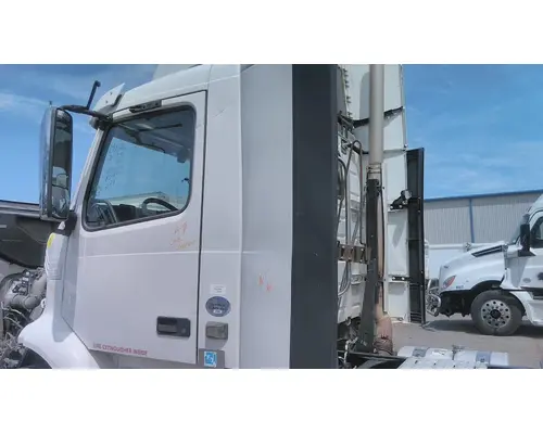 VOLVO VNR CAB