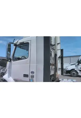 VOLVO VNR CAB