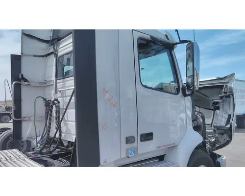 VOLVO VNR CAB