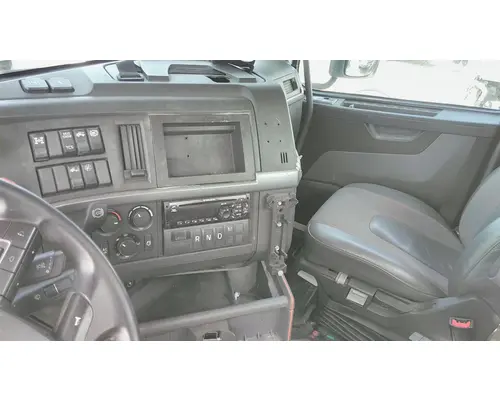 VOLVO VNR CAB