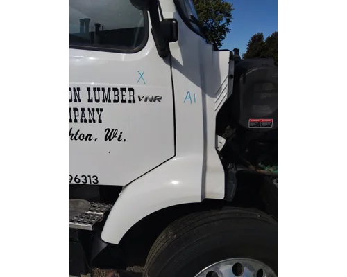 VOLVO VNR COWL