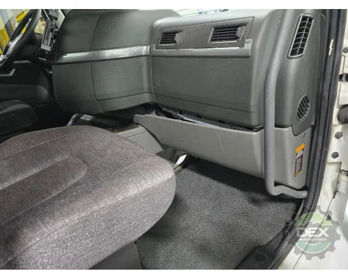 VOLVO VNR Cab