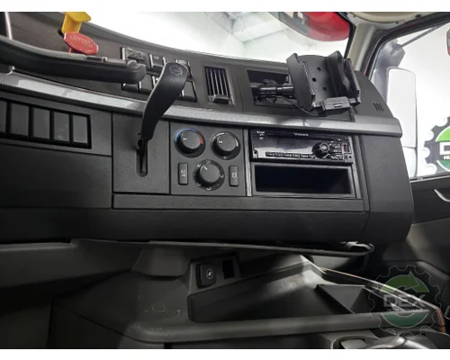 VOLVO VNR Cab