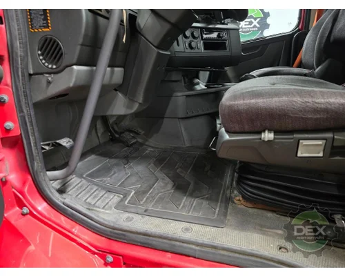 VOLVO VNR Cab