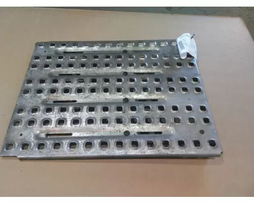 VOLVO VNR DECK (CATWALK) STEP