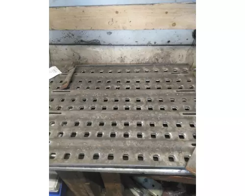 VOLVO VNR DECK (CATWALK) STEP