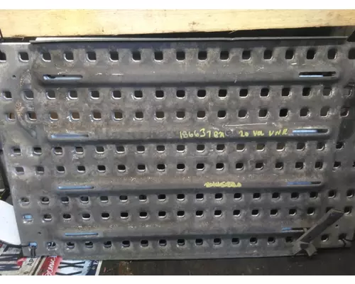 VOLVO VNR DECK (CATWALK) STEP