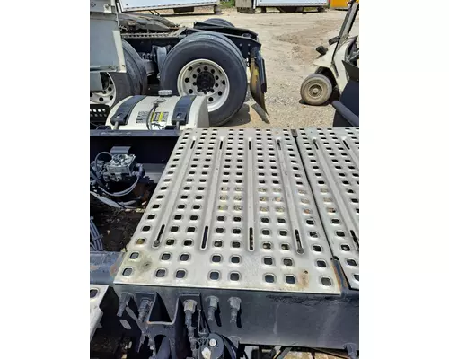 VOLVO VNR DECK (CATWALK) STEP